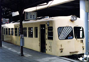 The diesel car, type 2000, at Kumagaya station